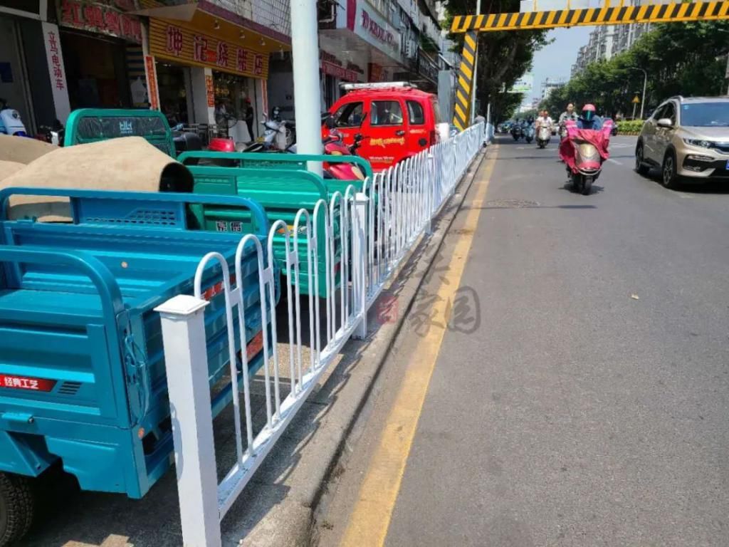 发现|新发现!工业中路人行道加装了隔离栏,街坊们出行更安全