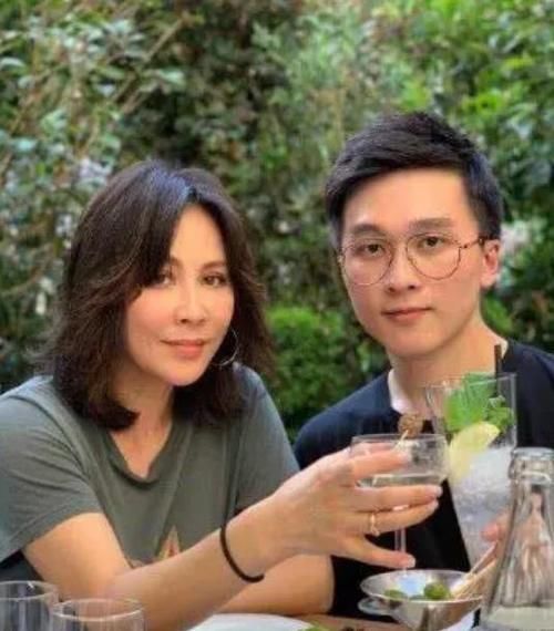  女神|刘嘉玲合影遭热议，脸部紧致手臂却粗壮松弛，不老女神全靠P图？