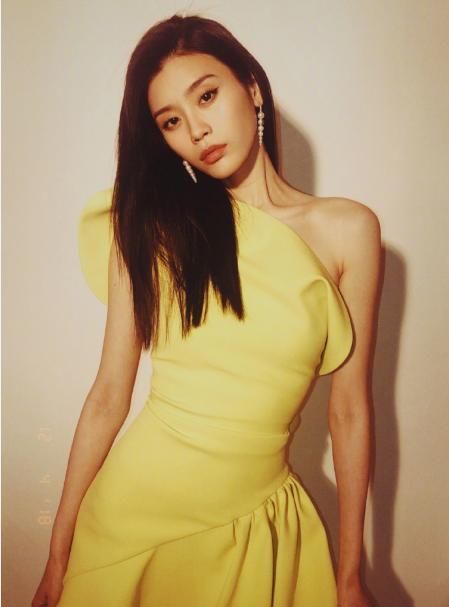  奚梦瑶|奚梦瑶复工走LV秀，神态自然贵太范十足，但腰间的赘肉好明显