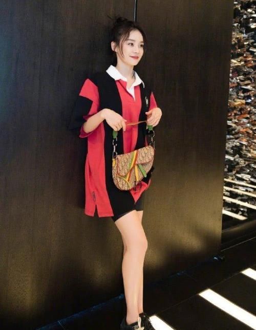  袁姗姗|袁姗姗为了拍照显瘦，非要坐在地上摆pose，不料却美到犯规！