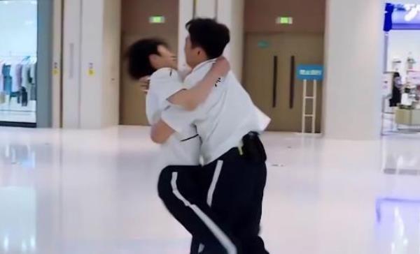 郑恺的|蔡徐坤撕掉郑恺名牌,谁注意郑恺的衣服有无台本一目了然