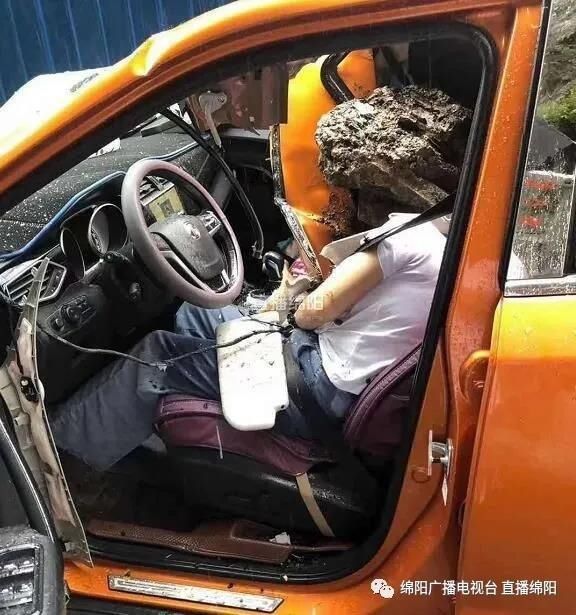  小车|平武境内一小车被落石砸中 驾驶员不幸去世