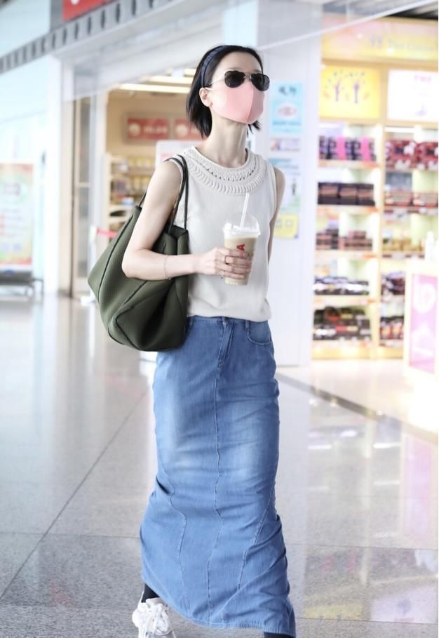  杜鹃|杜鹃身材太瘦了，腋下包包显得她十分娇小，无袖上衣更是显身材