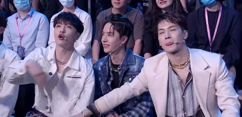  现场|街舞节目组现场拍卖，张艺兴王嘉尔积极参与，王一博却不感兴趣