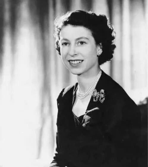 马丁|杨幂为了时尚,大热天穿马丁靴不算啥,看到鞋带:让人想不通