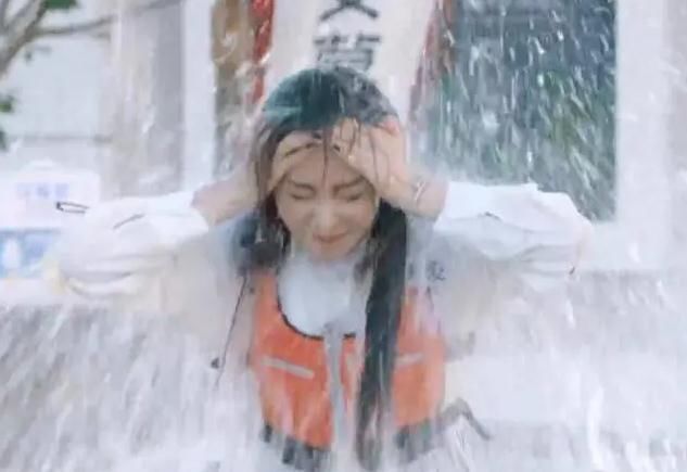  心机|跑男嘉宾接受水枪惩罚，其他人选择护头，张天爱的做法被吐槽心机