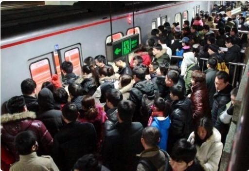 男孩|男孩地铁上没让座，被66岁老人骂没素质，宝爸当众回怼被网友夸赞