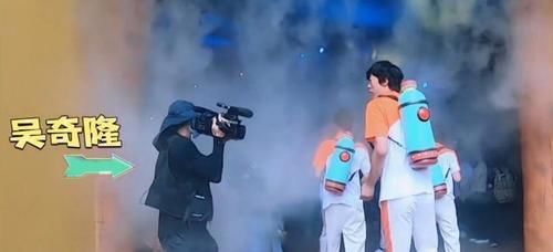  按倒|吴奇隆被按倒，网友建议节目改进、安慰艺人的做法，值得点赞