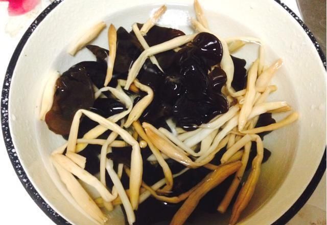 龙果皮|火龙果的皮还可以“入菜”,富含花青素,简单处理凉拌,一举三得