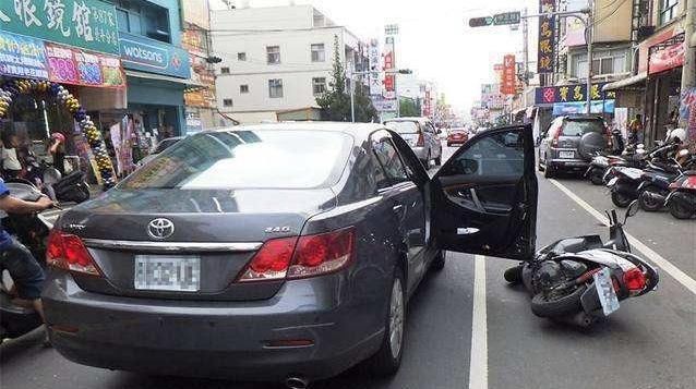  开车|开车门时应当注意什么？亲身经历告诉你，差点酿成无法挽救的大祸