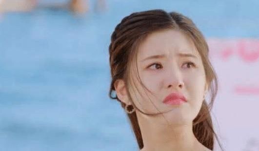 小编|怪不得赵露思看起来那么眼熟, 初中课本的封面就是她, 从小美到大