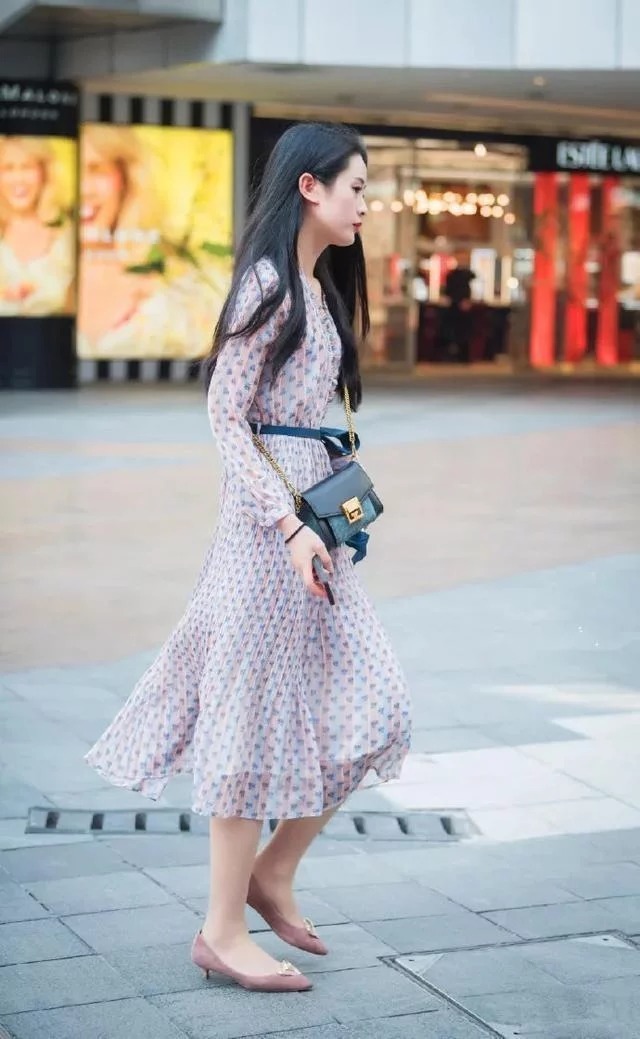 身上穿|街拍:小姐姐身穿双层裙,脚踩方根凉鞋,看上去十分的有气质