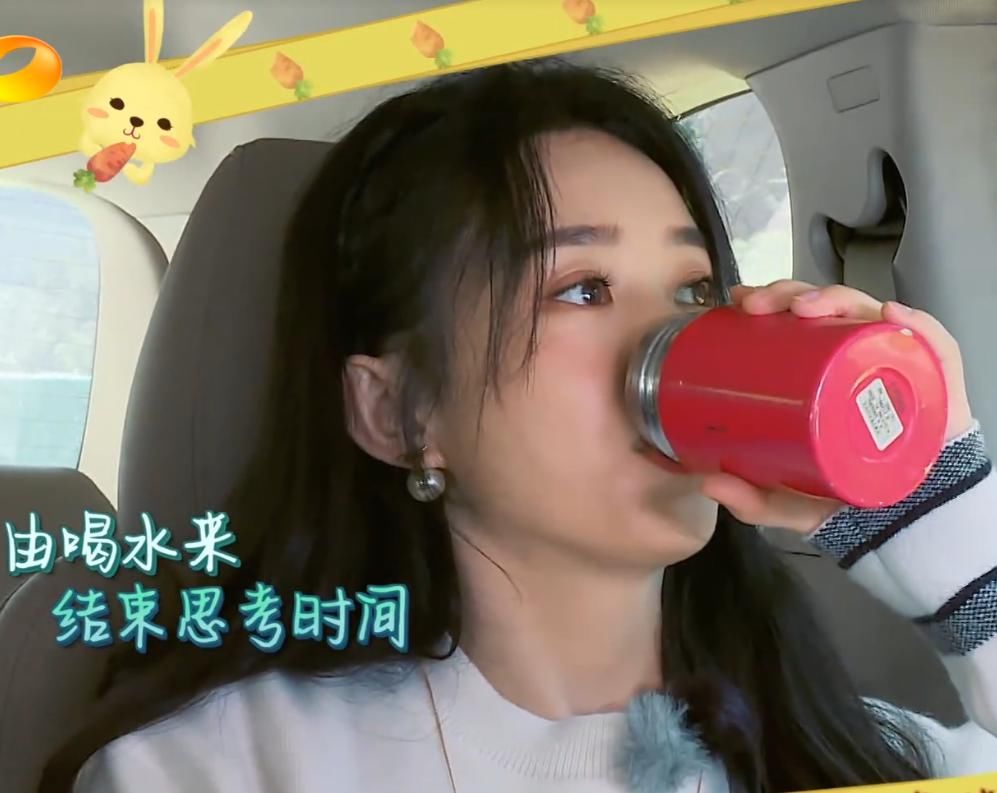  吃货|赵丽颖前一秒否认吃货本质，下一秒疯狂开吃，看清吃的啥：这都吃不胖？