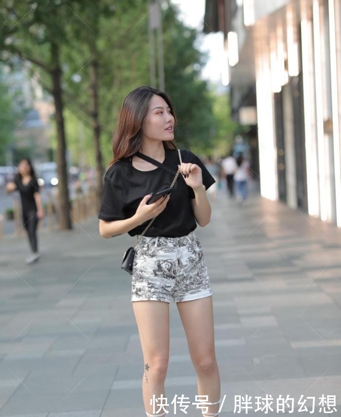 不美|小姐姐一身“上黑下浅”搭配,不美才怪