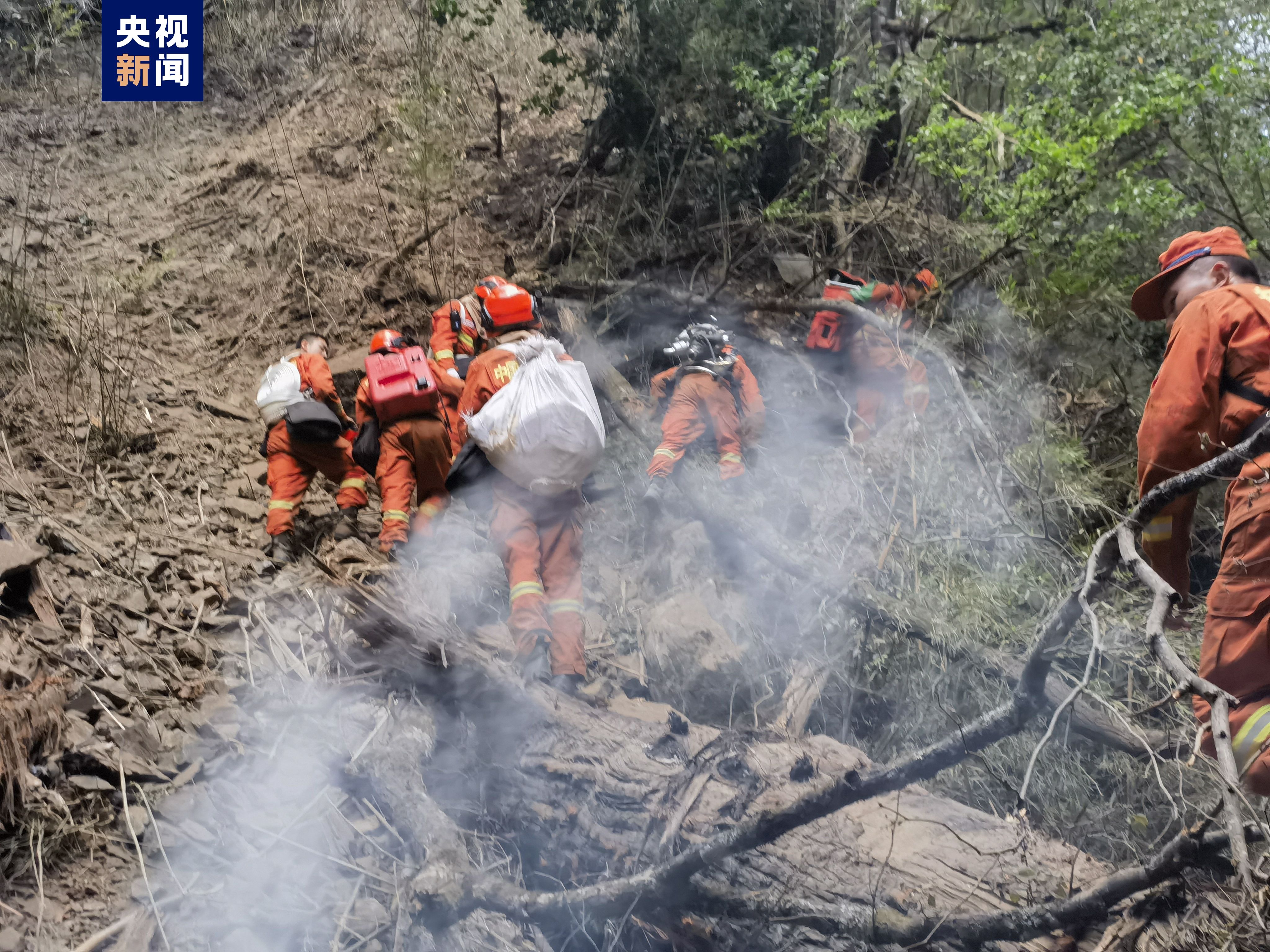 四川稻城森林火灾两方向火线已无明火