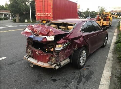  往前|“如果再往前挪一米，就成肉饼了……”高速上6吨重的钢卷砸中小轿车，司机腿都软了