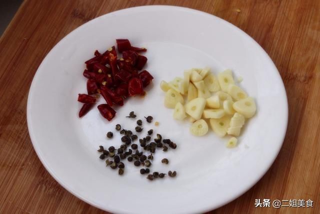 做出来的手撕包菜|做手撕包菜，可不是光炒包菜那么简单，教您一招，包菜脆嫩爽口