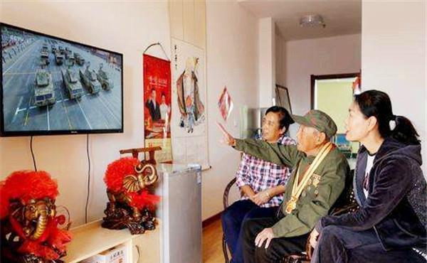 腰缠|腰缠80斤炸药炸碉堡,功成名就后回家种地,现已106岁,身体硬朗