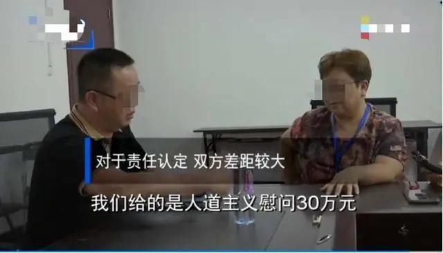  赔偿|突发事故！福建一名3岁女童被足球架砸死，学校赔偿30万