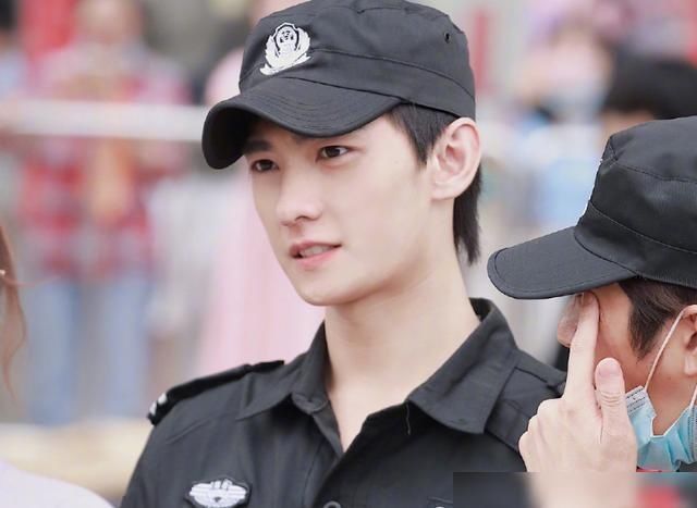  路透照|《元气满满的哥哥》路透，杨洋成最帅保安，站他旁边的女生我酸了