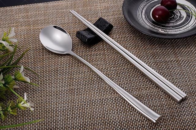  只用|筷子只用清水可不够，还得这样做，才能吃饭干净