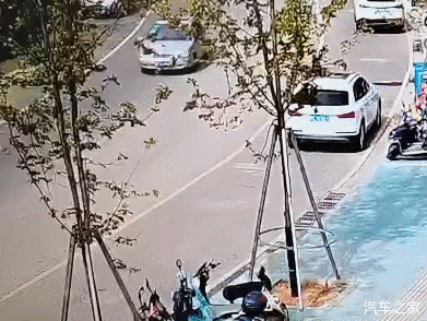  奥迪|红色小车撞坏奥迪逃逸，肇事司机：我只是暂时离开现场……