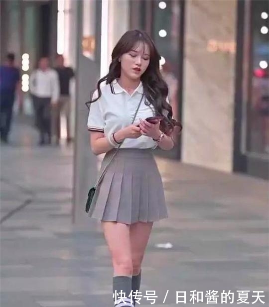 个性|街拍：美丽动人的小姐姐，独特的穿衣搭配，穿出自己的个性！