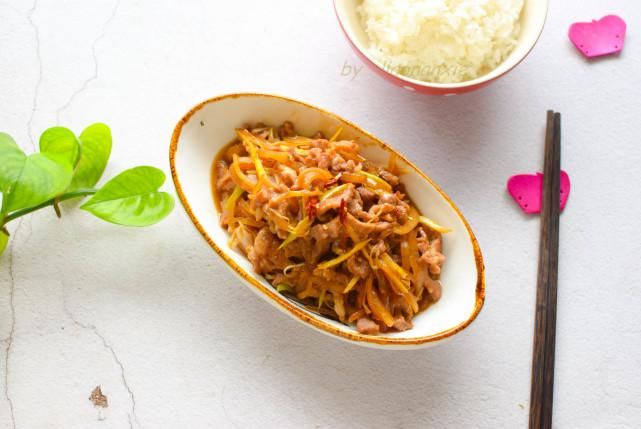  开胃|三伏天没食欲，试试这道菜，酸香开胃，比鱼香肉丝还抢手