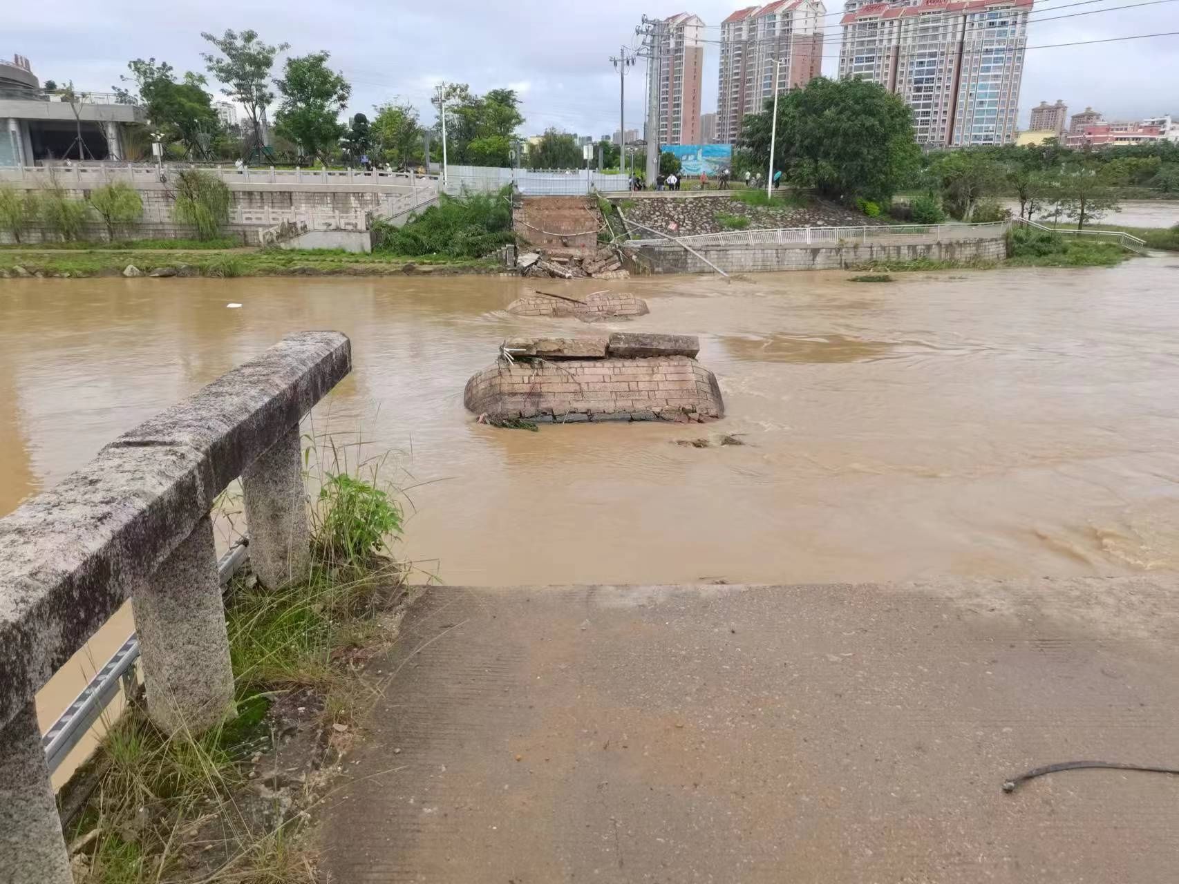 福建仙游一大桥在暴雨中被冲毁，当地居民：这是往返城关的重要通道