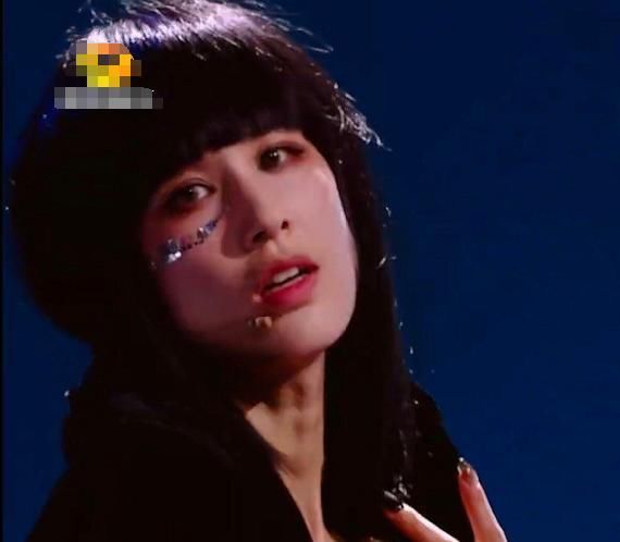  黄圣依的口|黄圣依终于跟宁静成队友，五公她却被淘汰，八个箱子白带了