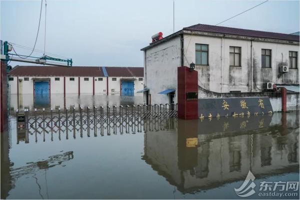 记者|“有人吗？家里有人吗？”多图直击上海抗洪队深夜搜救现场