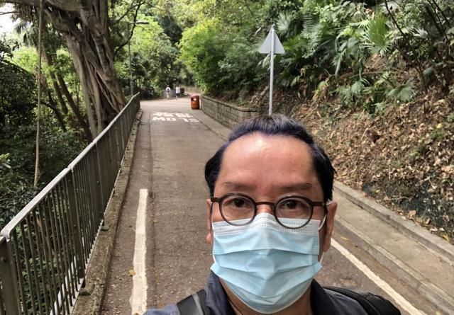  背心|69岁谭咏麟近照罕曝光！穿贴身背心胸肌壮硕，年近古稀仍高大威猛