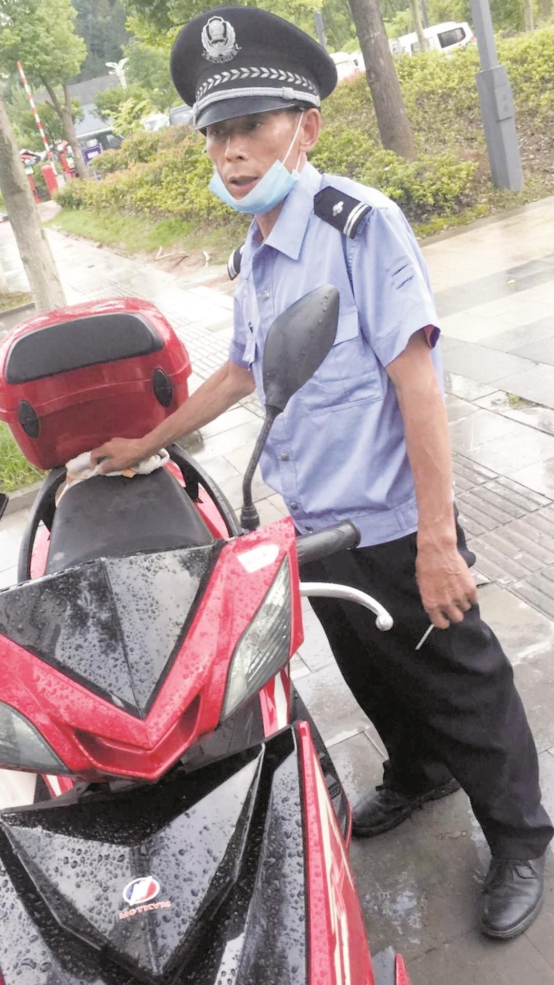  失主|利川假警察骑赃车逛公园被失主认出 民警街头“对眼神”擒贼破获11起摩托车盗窃案