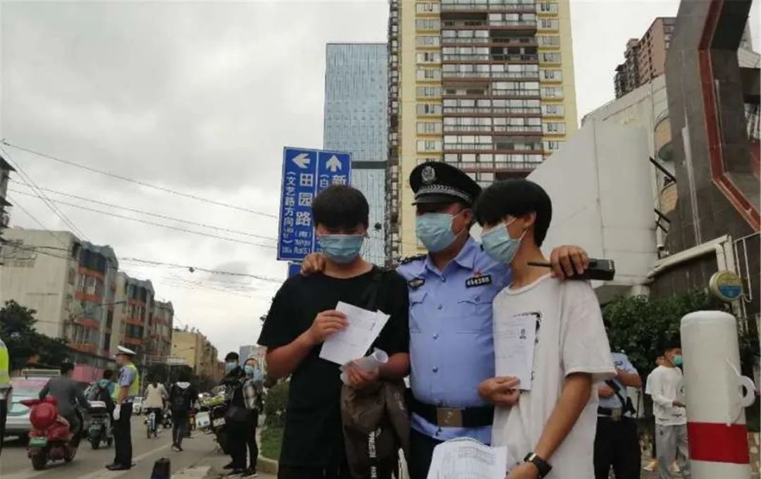  考生|图集丨云南高考首日直击：每一张安静的考桌都来之不易