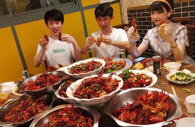  龙虾|梦泪与KPL解说瓶子、琪琪一起吃龙虾，吃饱之后，梦泪的一个举动太暖心了