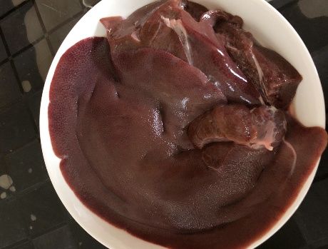 不对|炒猪肝,直接就下锅是不对的,多加2个步骤,猪肝鲜嫩滑,不会老