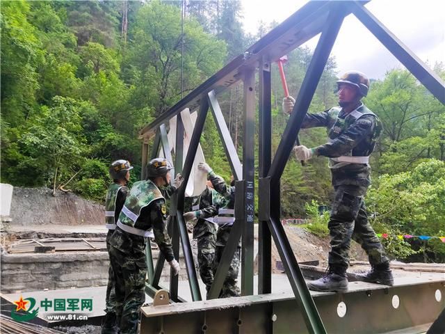 冲毁|武警官兵助力，国道318线西藏波密县被冲毁路段全面恢复通行