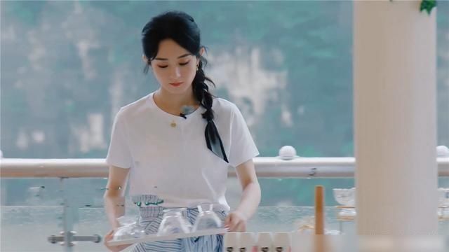 铁板|赵丽颖成黄晓明2号?还是常规套路,但这次《中餐厅》踢到了铁板