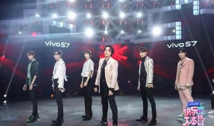  表现|周震南在《快乐大本营》的细节表现，他不红谁红？