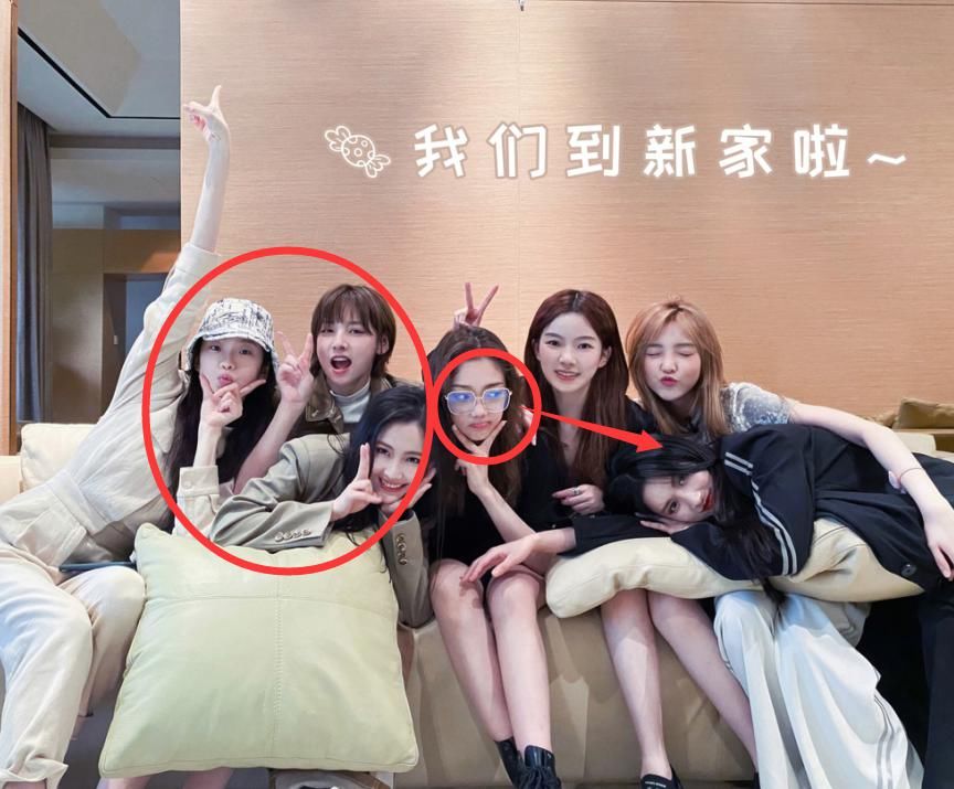  合照|硬糖少女搬新家抱团之势明显，希林气鼓鼓夹中间，刘些宁懒得理