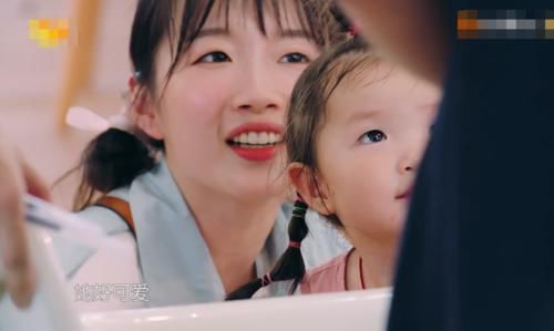 脱口|赵丽颖抱来神似李浩菲的小孩，谁注意她脱口的评价？懂了何炅的眼光！