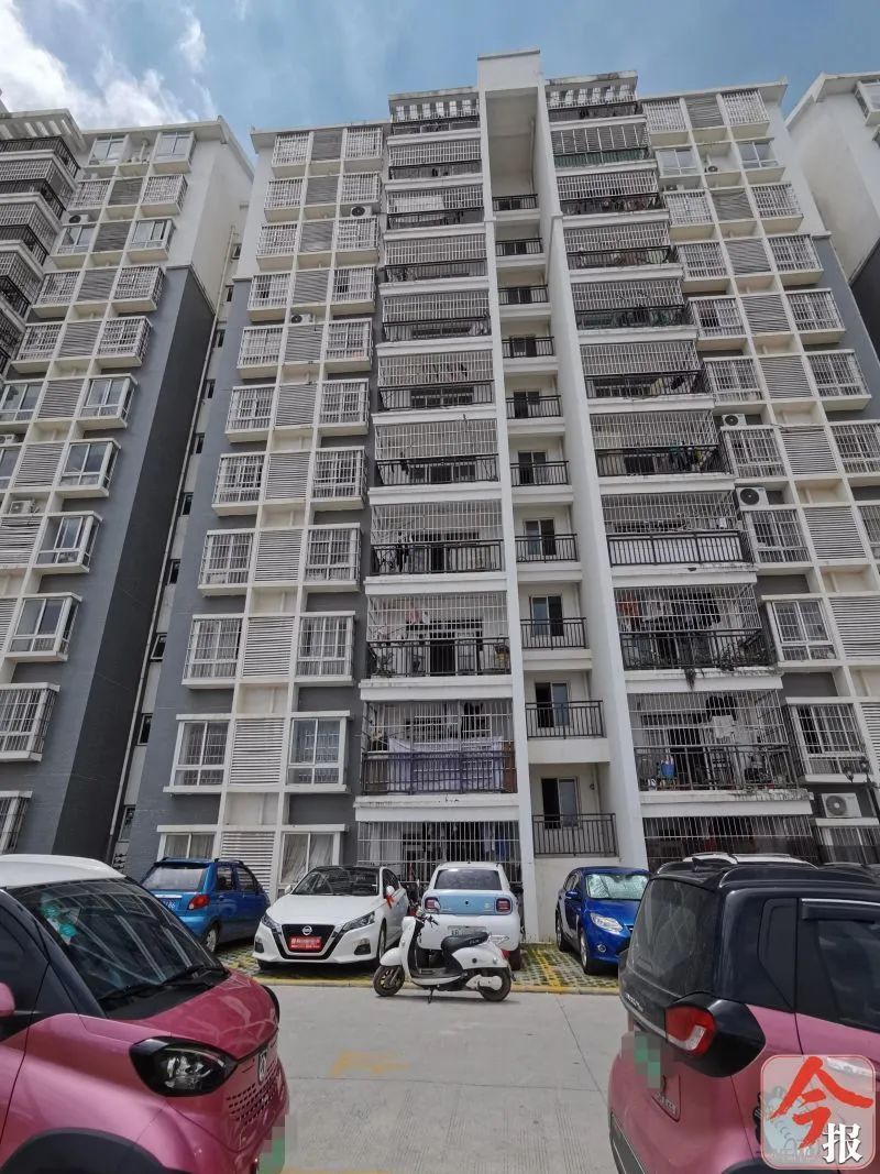  邓女士|又见高空抛物！小区内百万奔驰被汤匙砸出大窟窿