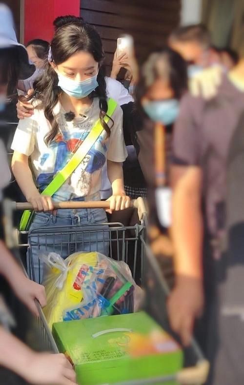  造型|赵丽颖《中餐厅》路透，穿t恤配牛仔裤清新少女，笑脸包撞款杨幂