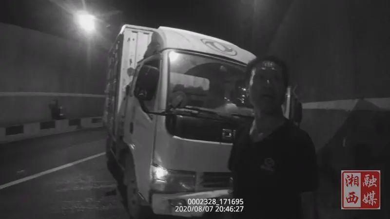  横停|龙吉高速一货车失控碰撞台阶 油箱漏油横停隧道