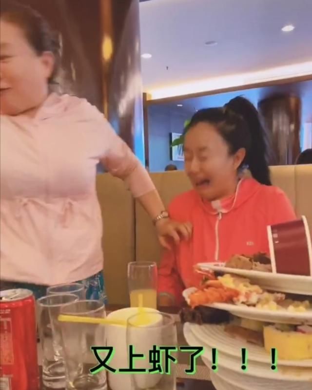  没见|女星现身自助餐厅，嘲笑素人：像没见过吃的，自己却吃光10个盘子