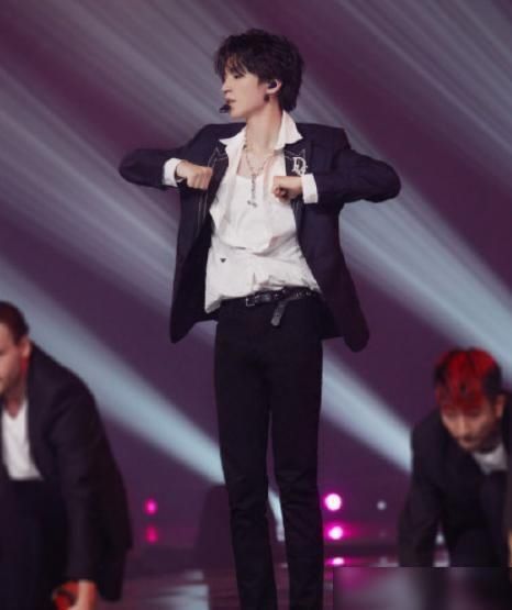 演唱会|TFBOYS七周年演唱会看点：王俊凯与女生牵手跳舞，千玺频频笑场