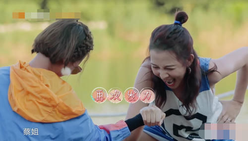  手腕|张歆艺和蔡少芬掰手腕，谁注意她另一只手咋放的？输是必然的