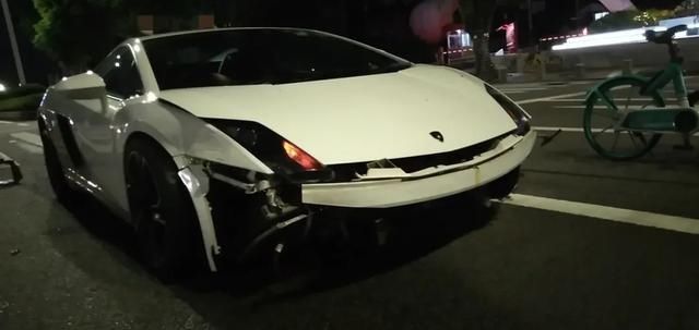车车|21岁小伙开888号兰博基尼横跨三车道掉头，连撞两车车损50万！