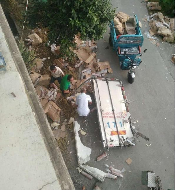  车祸|货车遭遇车祸，7吨猪肉被哄抢！连车门都被拉走了