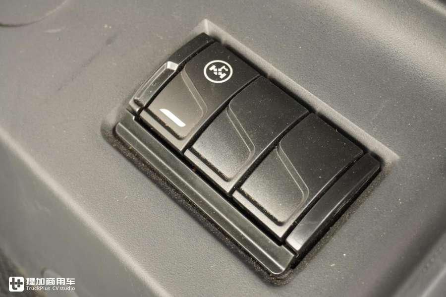  推出|解放J6P推出一款砂石料运输牵引车，配置怎么样？实拍带你看看